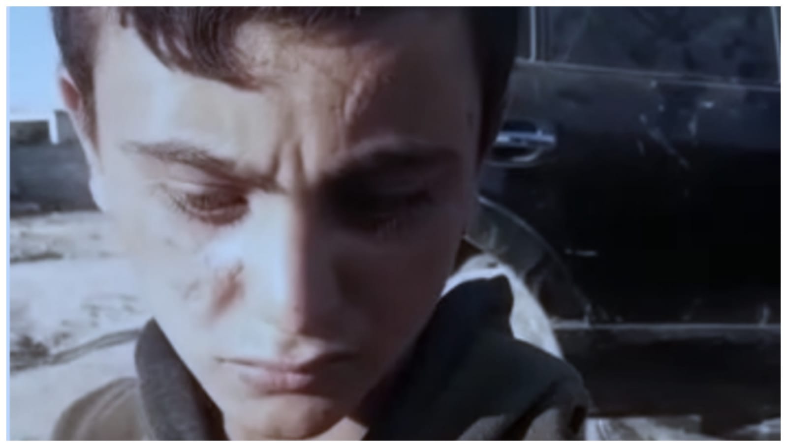 هيئة تحرير الشام تعذب طفلًا بطريقة وحشية.. والسبب السجائر (فيديو)