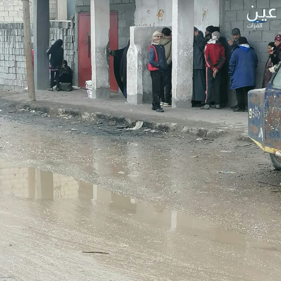 أصحاب الأفران بمناطق "قسد" يبيعون طحينهم المدعوم للنظام السوري.. والمراقبون شركاء بالجريمة!