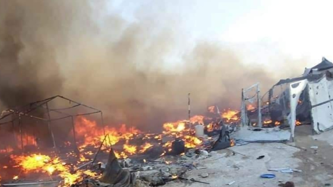 ضمن قسم المهاجرات.. حريق ضخم يلتهم عدداً من الخيام في مخيم الهول شرقي الحسكة